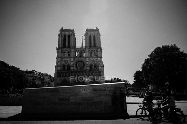 Люди на велосипедах перед Собором Парижской Богоматери — стоковое фото