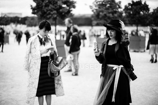 Gli ospiti in arrivo alla Paris Fashion Week — Foto stock