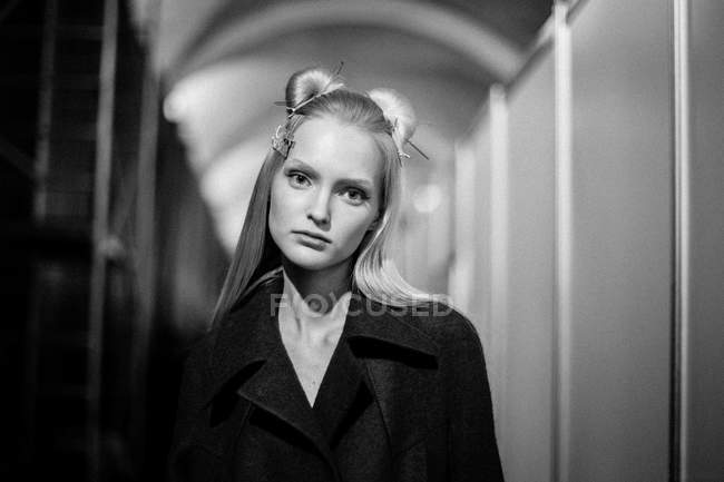 Model posiert auf ukrainischer Fashion Week backstage — Stockfoto