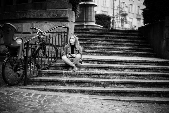 Menina sentada nas escadas — Fotografia de Stock