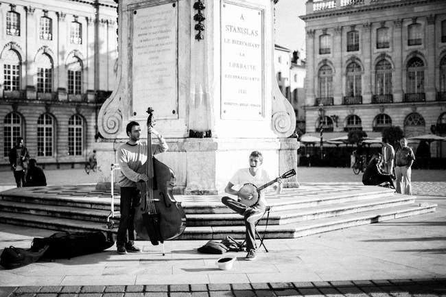 Banda de música callejera tocando en Place Stanislas - foto de stock