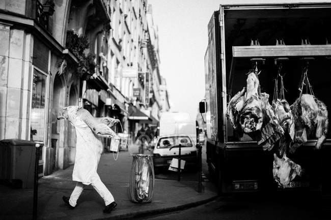 Uomo che trasporta carne congelata — Foto stock
