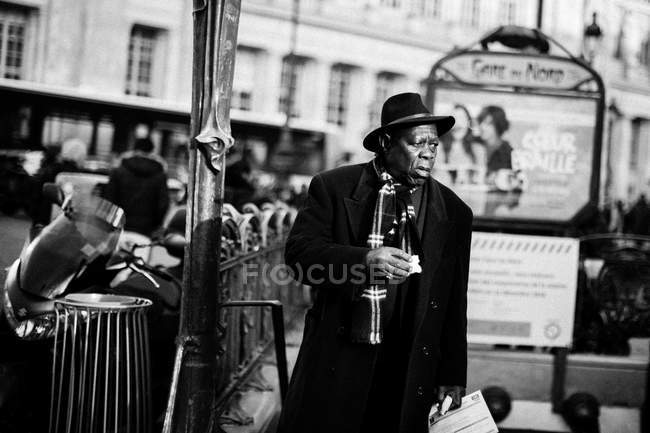 Vecchio africano in cappotto nero — Foto stock
