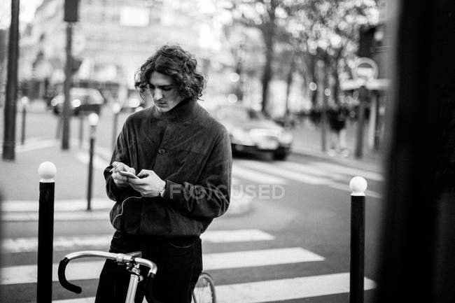 Homem usando telefone celular — Fotografia de Stock