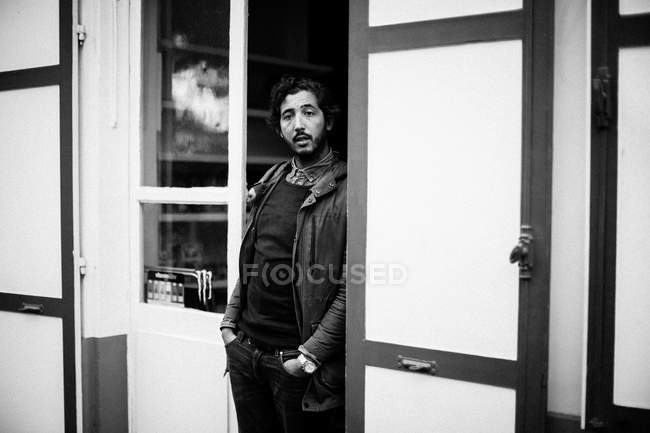 Homem barbudo em pé na porta — Fotografia de Stock