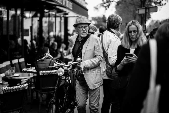 Hombre con bicicleta y mujer con teléfono - foto de stock