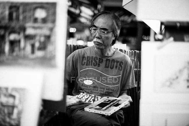 Pintor asiático no trabalho na rua — Fotografia de Stock