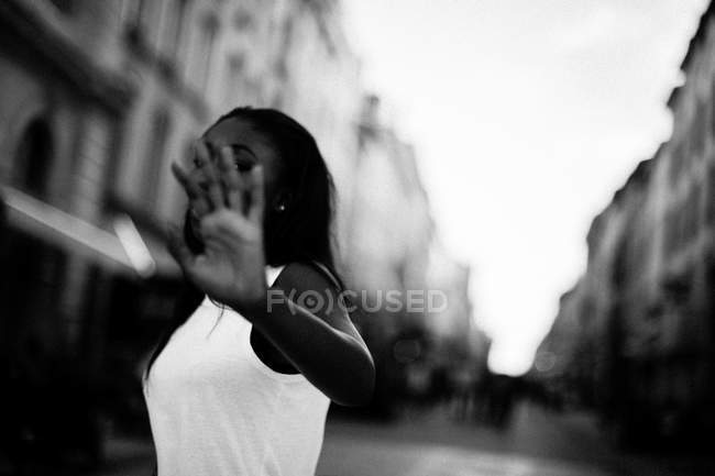 Mulher obscura face a câmera — Fotografia de Stock