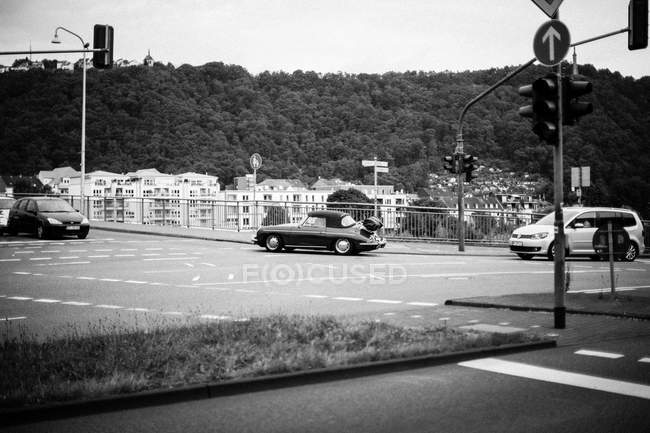 Rua com carros durante o dia — Fotografia de Stock