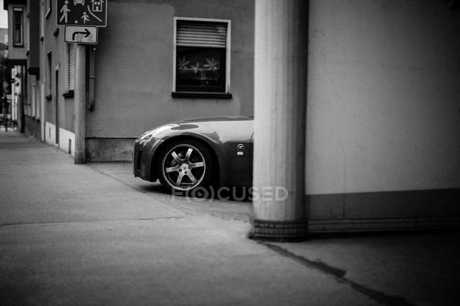 Carro moderno estacionado na rua urbana — Fotografia de Stock