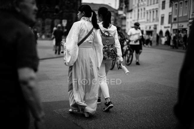 Menschen gehen über Straße — Stockfoto