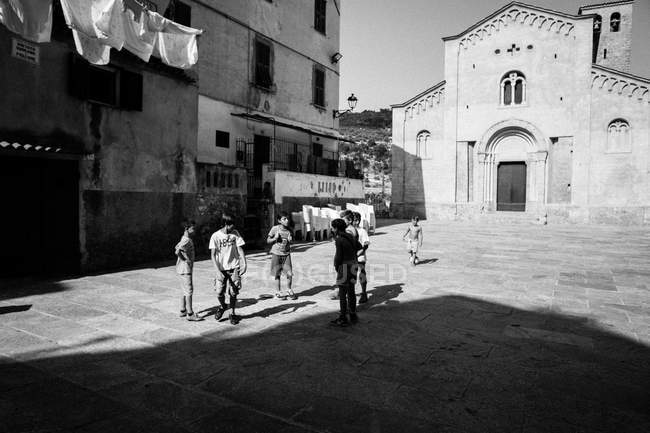Группа детей играет на улице — стоковое фото