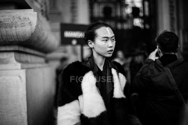 Ospite arriva alla Paris Fashion Week — Foto stock