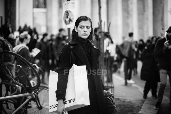 Convidado chega em Paris Fashion Week — Fotografia de Stock