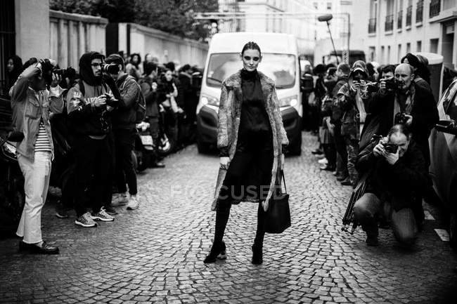 Invitado llega en París Semana de la Moda - foto de stock