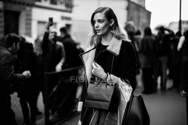 Гость прибывает на Неделю моды в Париже — стоковое фото