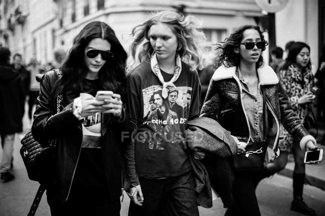 Invités arrivant sur Paris Fashion Week — Photo de stock