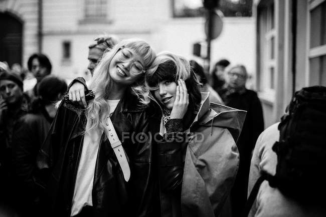 Invités arrivant sur Paris Fashion Week — Photo de stock