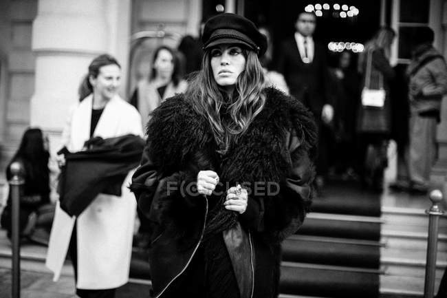 Гості, які прибувають на паризькому тижні моди — стокове фото