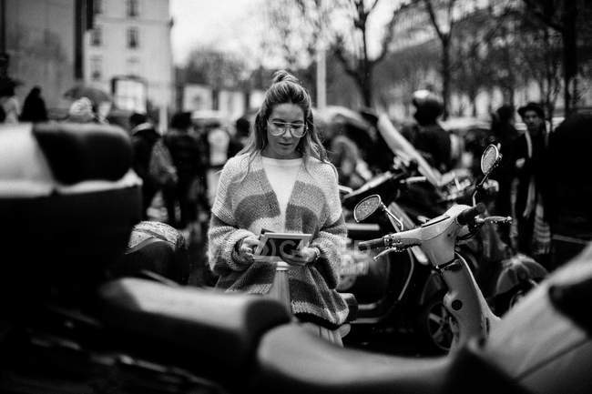 Convidado chega em Paris Fashion Week — Fotografia de Stock