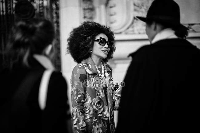 Гости, прибывающие на Неделю моды в Париже — стоковое фото