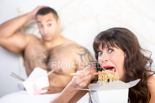 Femme mature manger soppily avec petit ami — Photo de stock