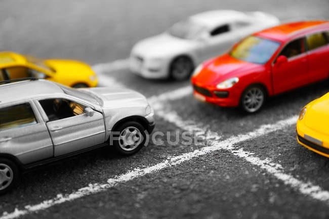 Gros plan sur le parking des voitures jouets — Photo de stock