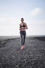 Frau läuft auf menschenleerer Schotterstraße — Stockfoto