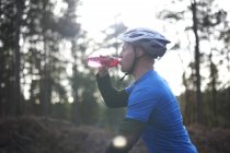 Uomo acqua potabile mentre mountain bike — Foto stock