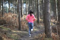 Donna che corre nel bosco — Foto stock