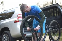 Man fixing mountain bike — Stock Photo