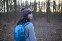 Жінка на країни прогулянки у лісі — стокове фото