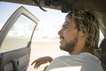 Male surfer sitting in car — Stock Photo