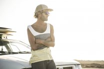 Male surfer standing by car — Stock Photo