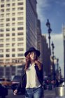 Жінка в джинсах ходьби вулиці Нью-Йорк — стокове фото