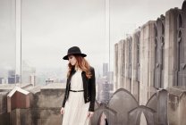 Woman looking at New York city skyline — Stock Photo