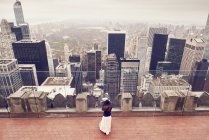 Mulher olhando para o horizonte da cidade de Nova York — Fotografia de Stock