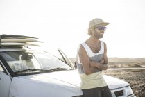 Surfista masculino de pie en coche - foto de stock