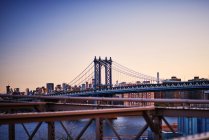 Перегляд Manhattan bridge з доріжки — стокове фото