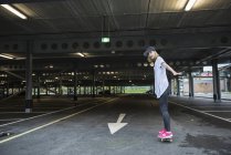 Skater fille avoir amusant avec skateboard — Photo de stock
