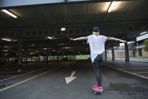 Skater-Mädchen haben Spaß mit Skateboard — Stockfoto