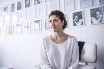 Бізнес-леді сидить у зустрічі в офісі — стокове фото