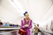 Frau auf U-Bahn-Rolltreppe — Stockfoto
