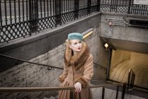 Frau geht Treppe von U-Bahnhof hinauf — Stockfoto