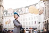 Mujer esperando un taxi en Regent Street - foto de stock
