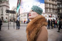 Femme se promenant à Piccadilly Circus — Photo de stock