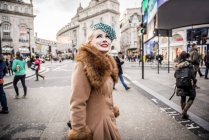 Mulher andando em Piccadilly Circus — Fotografia de Stock