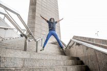 Mann springt vor Joggen auf Treppe — Stockfoto