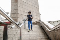 Мужчина бегает по лестнице — стоковое фото