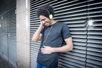 Человек слушает музыку через наушники — стоковое фото